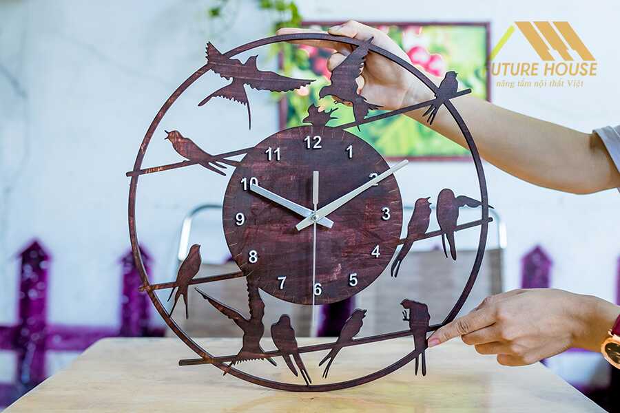 Treo đồng hồ gỗ ở hành lang vừa trang trí vừa làm chủ thời gian hiệu quả